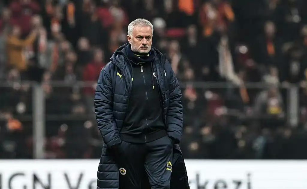 包含穆里尼奥调侃对手教练，表示自己绝不会对球员进行人身攻击的词条