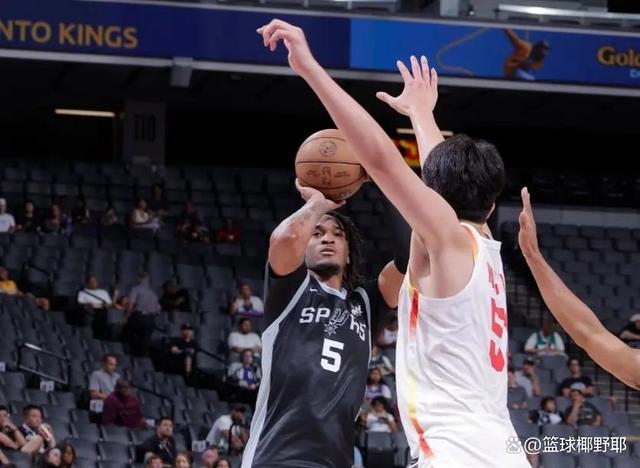 中国男篮不敌马刺队，场上表现不尽如人意